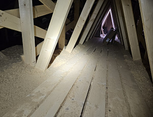 Zateplení stropu dřevostavby bungalovu pomocí foukané izolace